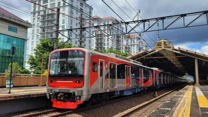 513,9 Km Listrik Aliran Atas KRL Jabodetabek Dirawat, Ini Prosesnya