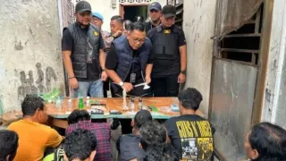 Polisi Gerebek 2 Sarang Narkoba di Medan, Sembilan Pria Diamankan