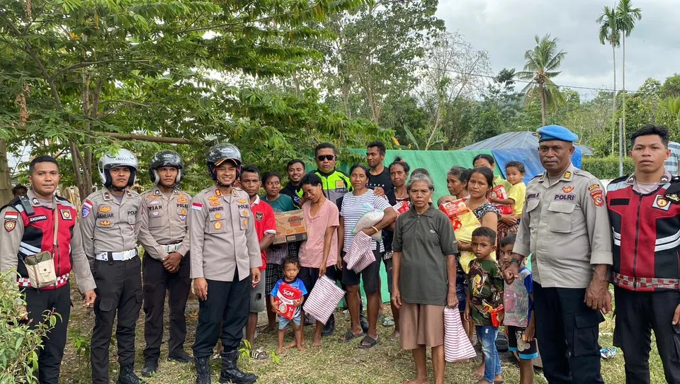 Tembus Medan Terjal, Kapolres Manggarai Timur Salurkan Bantuan ke Warga Terdampak Gempa