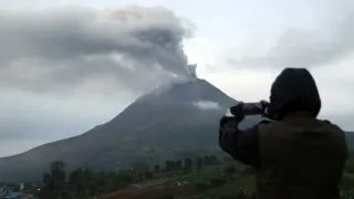 Sinabung dan Anak Krakatau Erupsi, Kemenhub Pantau Abu Vulkanik