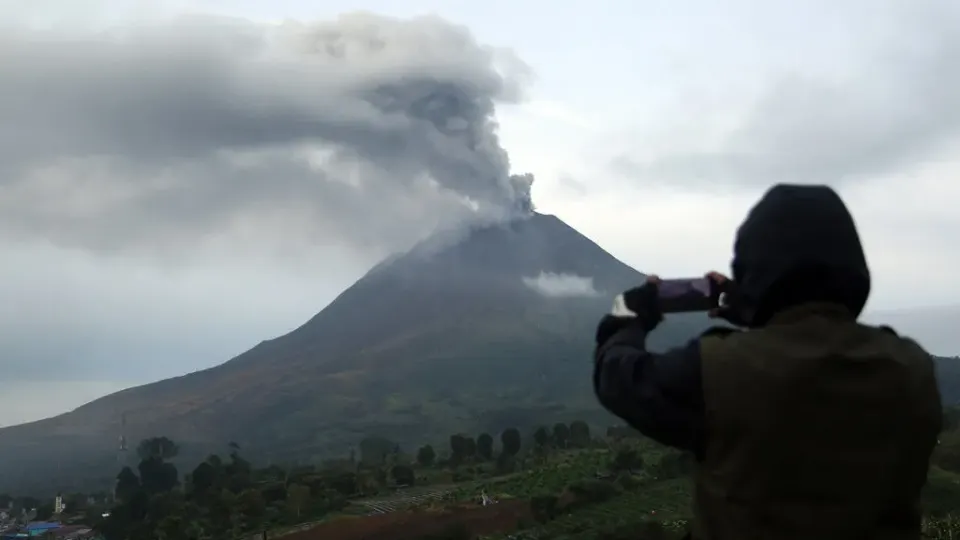 Sinabung dan Anak Krakatau Erupsi, Kemenhub Pantau Abu Vulkanik