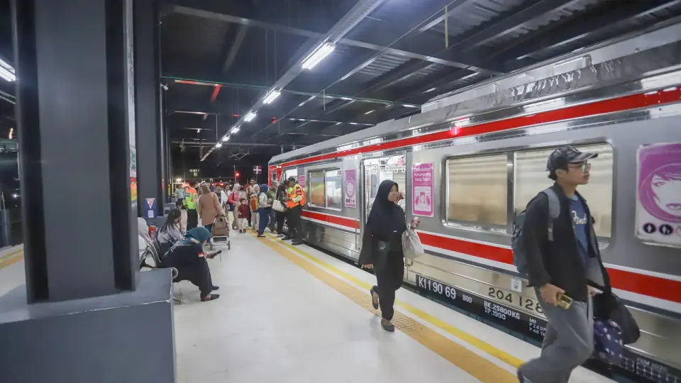 3 KRL Rangkasbitung Direkayasa karena Kerumunan Massa di Jalur Rel