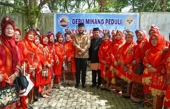 Fadly Amran Dukung Penyaluran 5 Ton Rendang untuk Korban Gempa NTT