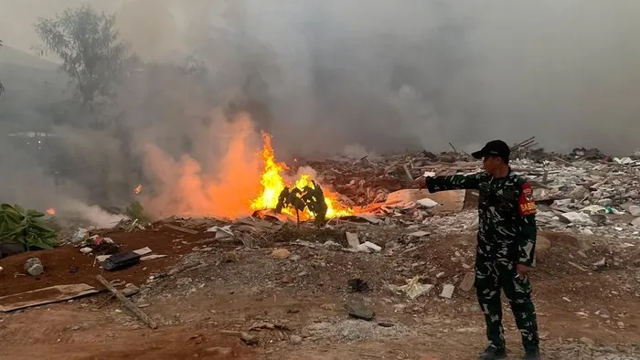 Sempat Padam, Api Kebakaran Sampah di Pisangan Tangsel Nyala Lagi
