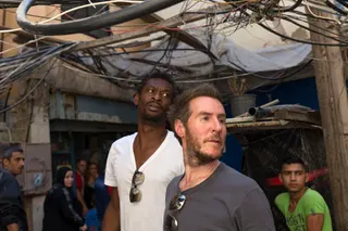 Singapura Cekal Permanen Pendiri Massive Attack Usai Pengibaran Bendera Palestina di Konser