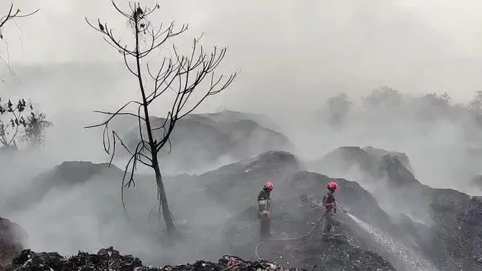 Hari ke-4 Pemadaman Kebakaran TPA Galuga, Api Masih 'Timbul Tenggelam