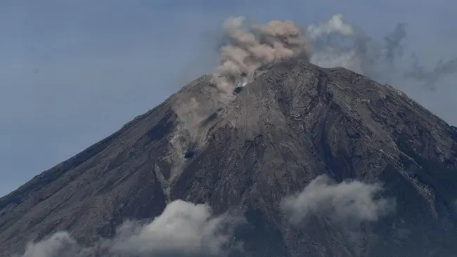 Gunung Semeru Erupsi Disertai Gemuruh Kuat Sejak Dini Hari