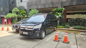KPK Sita Mobil Hitam Bupati Pemalang Anom Widiyantoro Saat OTT di Jakarta