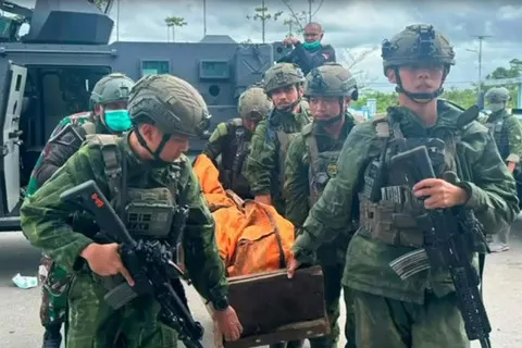 Cara Satgas TNI Mengevakuasi Korban Penembakan di Lembah Curam Yahukimo