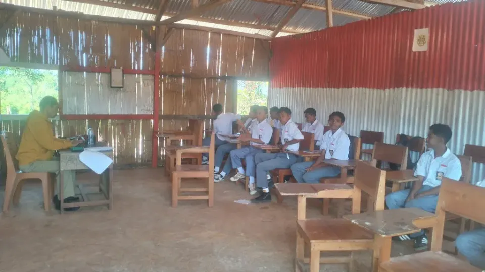 Semangat Bersekolah Tak Runtuh di NTT Meski Gempa Belum Luruh
