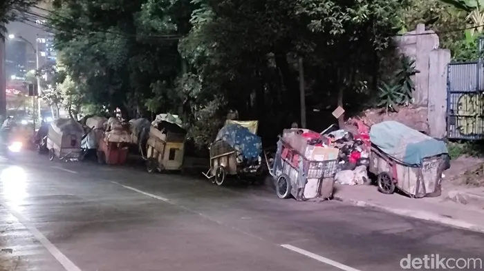 Gerobak Sampah Berjejer di Trotoar Tendean, DLH DKI Jakarta Buka Suara