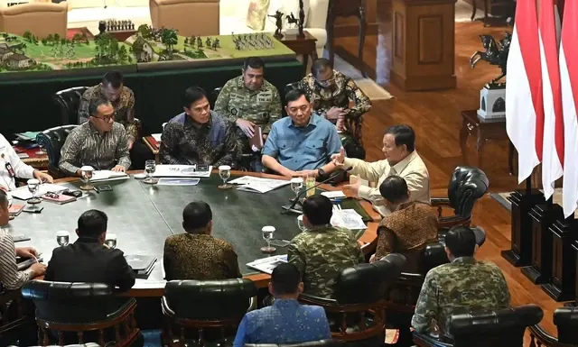 Prabowo Gelar Rapat di Hambalang, Bahas Syarat Suku Dayak Masuk TNI hingga Penanganan Karhutla