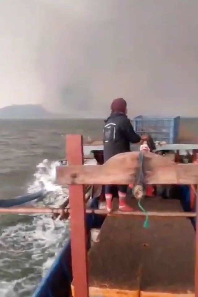 Momen Kapal Nelayan di Lampung Kena Hujan Batu Letusan Gunung Anak Krakatau