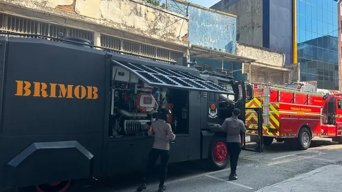 Brimob Polda Metro Ikut Padamkan Kebakaran Gudang Tekstil di Pasar Asemka