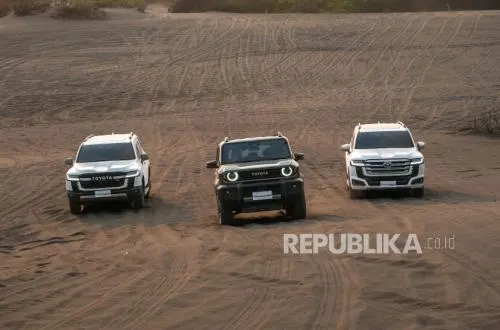 Land Cruiser 300 Hybrid EV dan Land Cruiser FJ Taklukkan Gumuk Pasir Yogyakarta