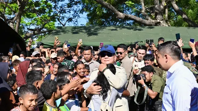 Momen Haru Prabowo Peluk Erat Para Pengungsi Korban Gempa NTT