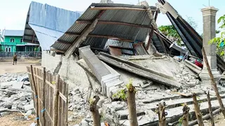 Rumah Hancur Akibat Gempa NTT, Satu Keluarga Tinggal di Kandang Babi
