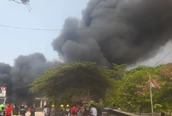 Kebakaran 20 Lapak di Kedoya Selatan Diduga akibat Korsleting Listrik