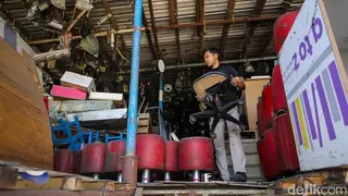 Surga Barang Bekas, Mall Rongsok Depok Penuh Koleksi Benda Jadul