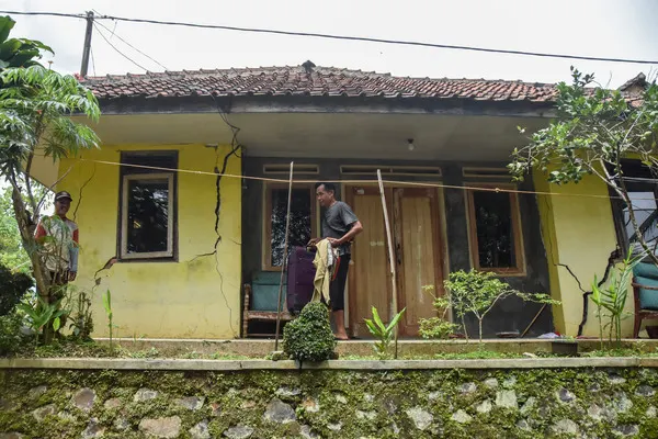 Gempa Magnitudo 4,3 di Cianjur 4 Rumah di Babakankaret Rusak Dinding