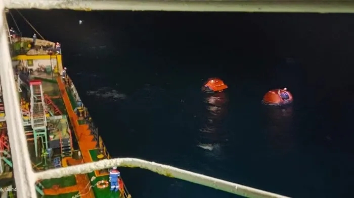 Kapal Tanker MT Mauhau Milik Pertamina Patra Niaga Evakuasi Korban KMP Virgo Transport 08 di Laut Jawa
