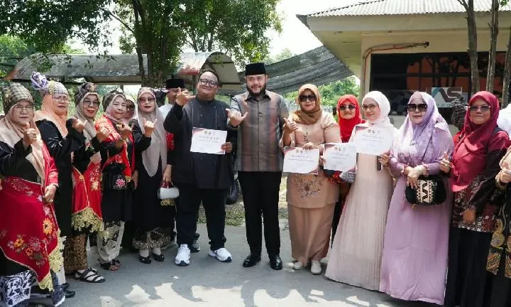 Wali Kota Padang Berikan Bantuan Rendang untuk Korban Gempa NTT