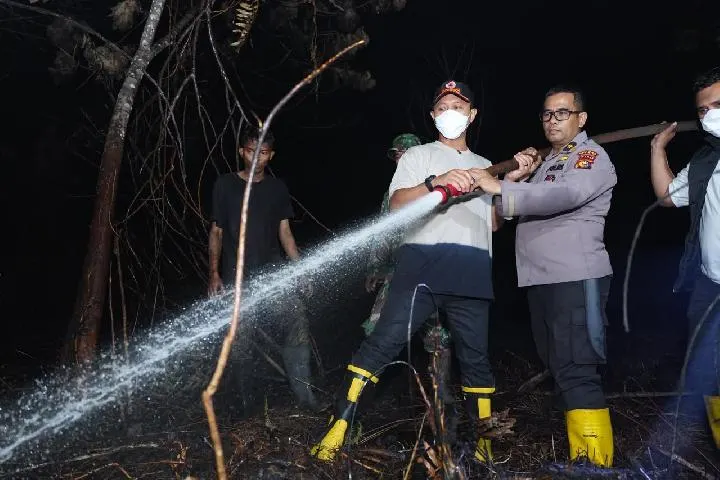 Wali Kota Pekanbaru Padamkan Karhutla Seluas 5 Hektare, Imbau Warga Jangan Bakar Lahan