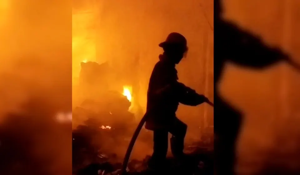 Kebakaran Gudang Penyimpanan Tembakau Pabrik Rokok di Sidoarjo Hanguskan Bangunan 700 Meter Persegi