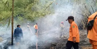 BPBD dan Damkar Kota Sukabumi Sinergi Tangani Kebakaran Lahan di Lembursitu