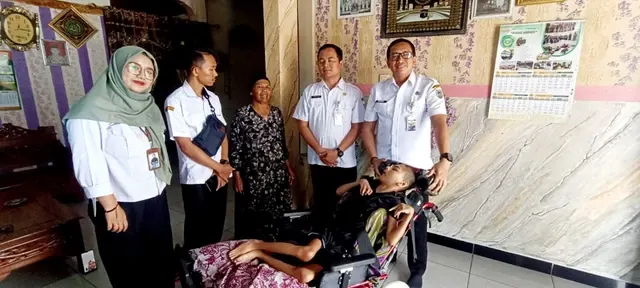 Dinsos Kudus Berikan Kursi Roda untuk Tunanetra Lumpuh di Kudus