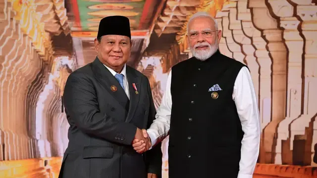 Momen Prabowo Disambut PM India Modi saat Tiba di KTT ke-18 BRICS