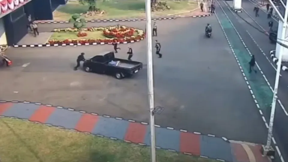 Sopir Pikap Terobos Gerbang DPR Ternyata Mabuk dan Bawa Sajam