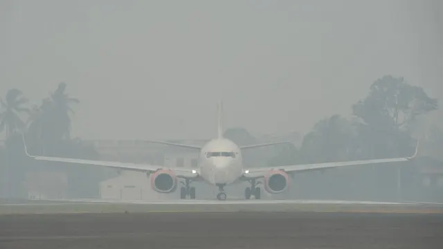 Asap Karhutla Ganggu Penerbangan, Pesawat Bisa Putar Balik-Cari Bandara Lain