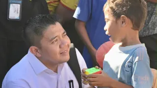 Seskab Teddy Bagikan Rubik dan Protein Bar ke Anak-Anak Korban Gempa NTT