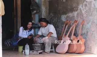 Usaha Gitar Handmade Jadi Jalan Rini Bangkit dan Perkuat Ekonomi Keluarga