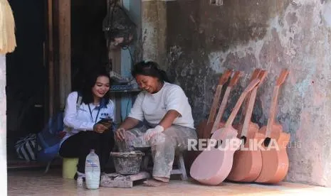 Usaha Gitar Handmade Jadi Jalan Rini Bangkit dan Perkuat Ekonomi Keluarga