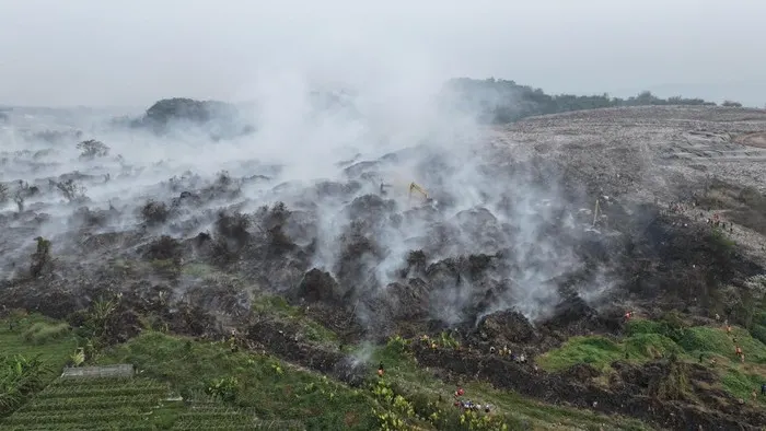 Padamkan Kebakaran TPA Galuga Bogor, Helikopter TNI AU Guyur 15 Ton Air