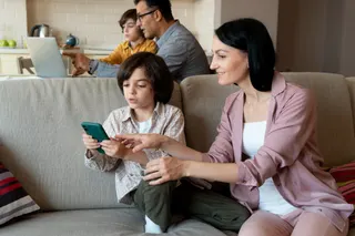 Pendampingan Digital Lebih Utama Dibanding Memata-matai HP Anak