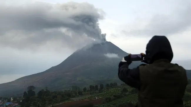 Gunung Sinabung Berstatus Siaga, Warga Masih Nekat Masuk Zona Merah