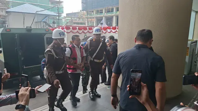 Penampakan Eks Jampidsus Febrie Tiba di Kejagung untuk Diperiksa TPPU