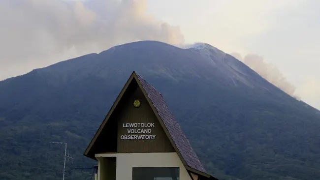 Gunung Ili Lewotolok NTT Meletus Minggu Pagi