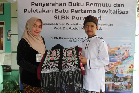 Cara Merancang Syal Batik Motif Menara Kudus dan Parijoto ala Siswa SLBN Purwosari