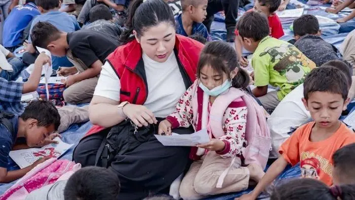 Putri Puan Maharani Sambangi Anak-anak Korban Gempa NTT, Beri Trauma Healing
