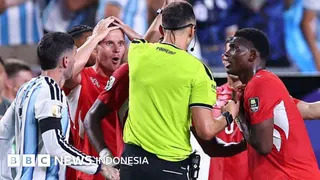 Penerapan Teknologi Video Assistant Referee VAR dalam Pertandingan Liga 1 Indonesia Mengacu Standar FIFA