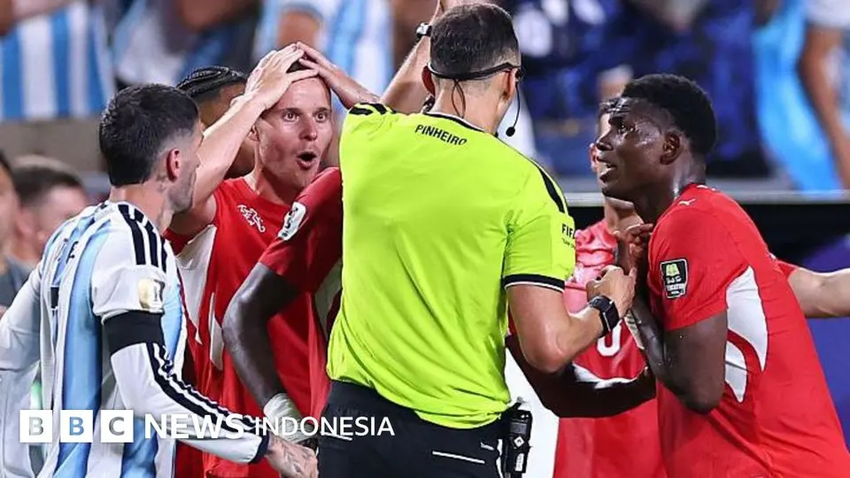 Penerapan Teknologi Video Assistant Referee VAR dalam Pertandingan Liga 1 Indonesia Mengacu Standar FIFA