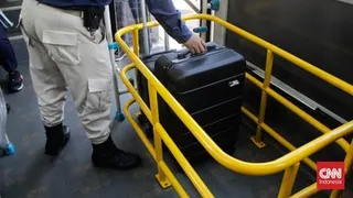 Persiapan Penumpang Naik TransBandara Rute Blok M-Bandara Soekarno-Hatta dengan Tarif Baru