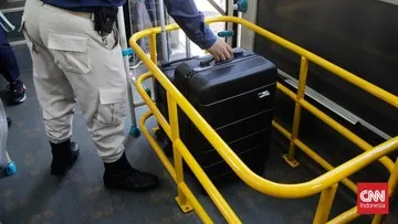 Persiapan Penumpang Naik TransBandara Rute Blok M-Bandara Soekarno-Hatta dengan Tarif Baru