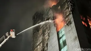 Kebakaran Landa Gedung Bapenda DKI Jakarta di Gambir, 100 Personel Damkar Dikerahkan