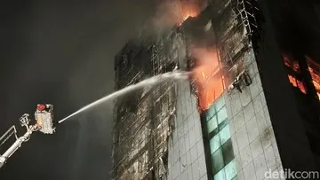 Kebakaran Landa Gedung Bapenda DKI Jakarta di Gambir, 100 Personel Damkar Dikerahkan