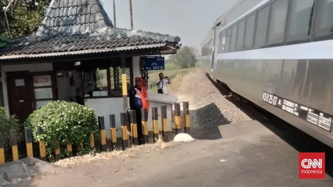 KA Wijaya Kusuma Tabrak Sedan di Jember, Sopir Dievakuasi